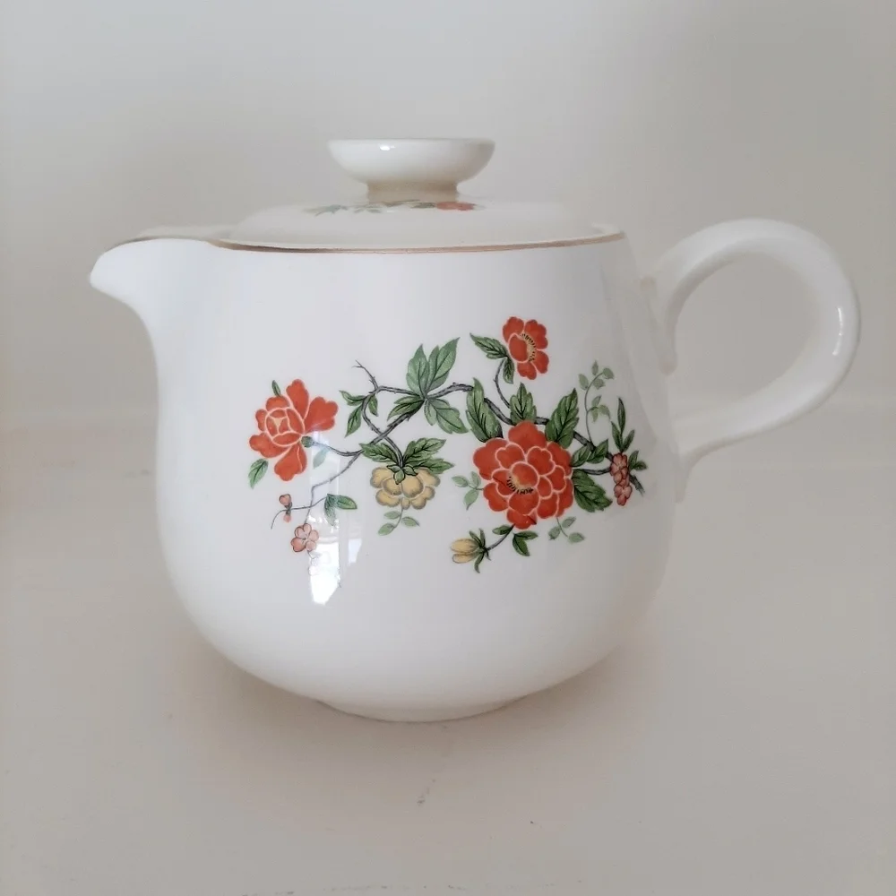 VTG TEAPOT AND CREAMER SET
